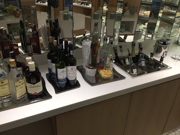 Qatar Airways Warsaw Business Class Lounge 6