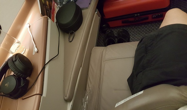Singapore Airlines Airbus A350 Bulk Head Seat 5.jpg