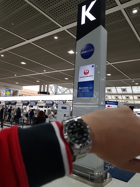 Japan Airlines check in counter Business Class Narita.jpg