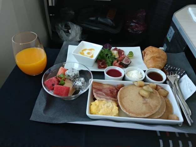 Japan Airlines JAL Sky Suite Boeing 787-800 Hanoi to Narita Breakfast.jpg