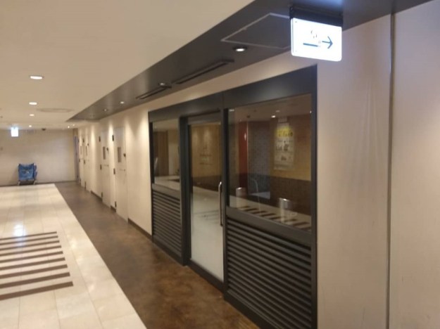 Tokyo statiom level 2 floor smoking room 2.jpg