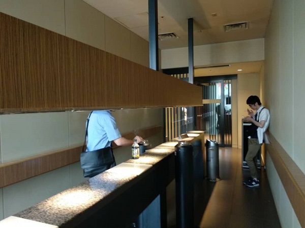 Tokyo station daimaru smokiing room