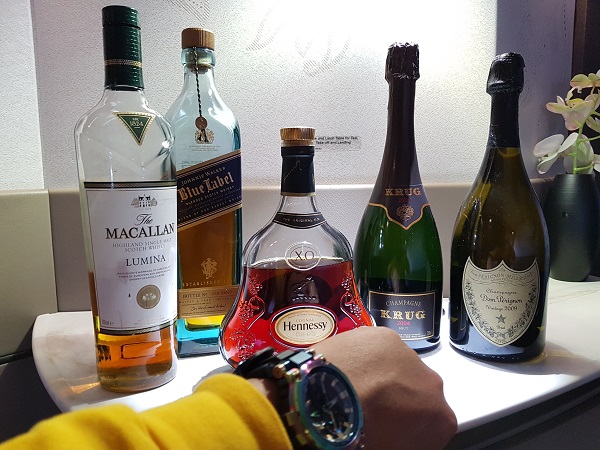 Singapore Airlines Airbus A380 Suite Class London to Singapore Review Cognac and Whisky