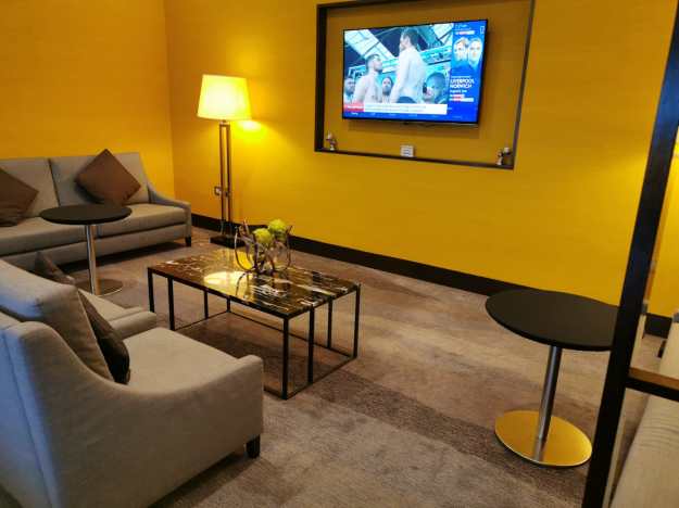 Singapore Airlines Suite Class London Heathrow 2.jpg