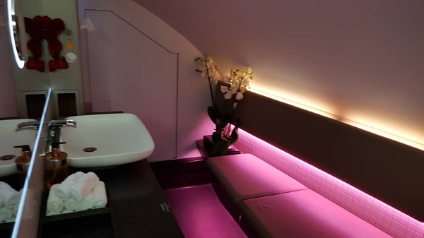 Qatar Airways First Class Airbus A380 Doha to Paris 6.jpg