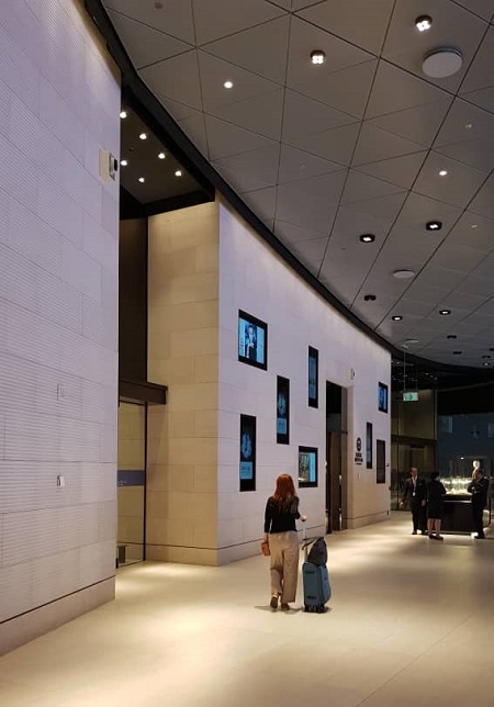 Qatar First Class Lounge Doha 3.jpg