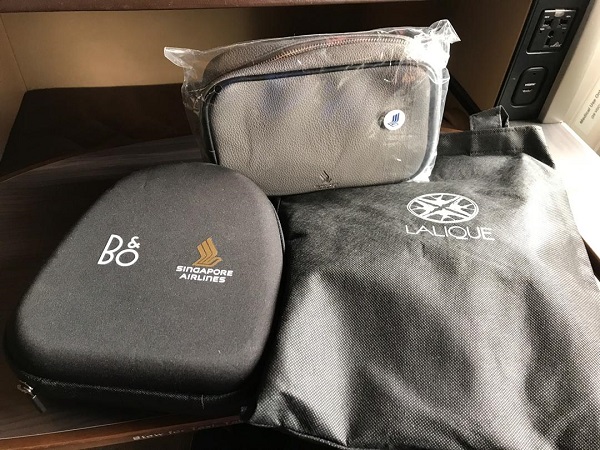 Singapore Airlines First Class Boeing 777 Dubai 2.jpg