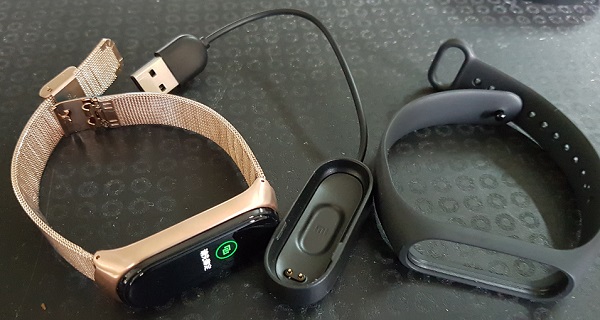 Mi Band 4 Review with Blue and Metal Mest Rose Gold Strap 3